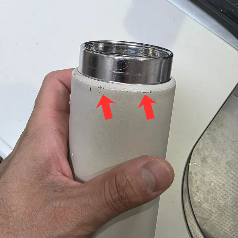 1年間毎日食洗機で洗った結果、水筒のフチの塗装がポロポロと剥がれている様子。