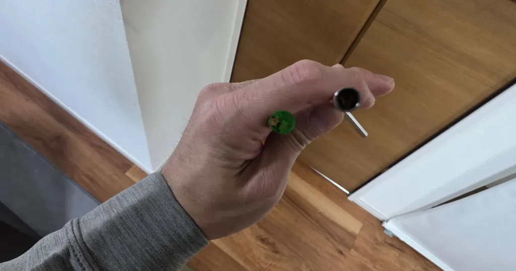 スタバのストローとステンレスストローの飲み口の比較。