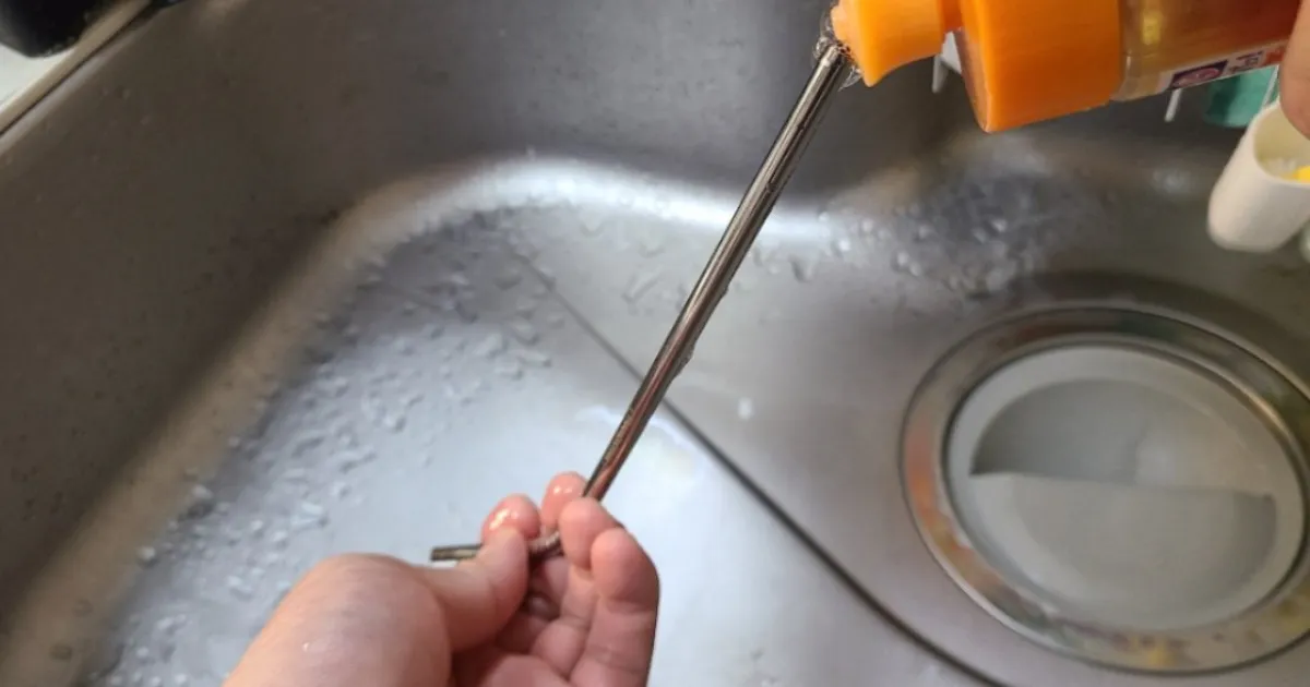 ステンレスストローの反対側から中性洗剤を入れる。