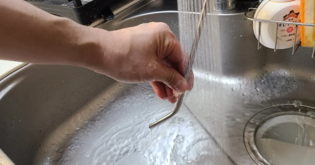 ステンレスストローの反対側から流水で洗う。