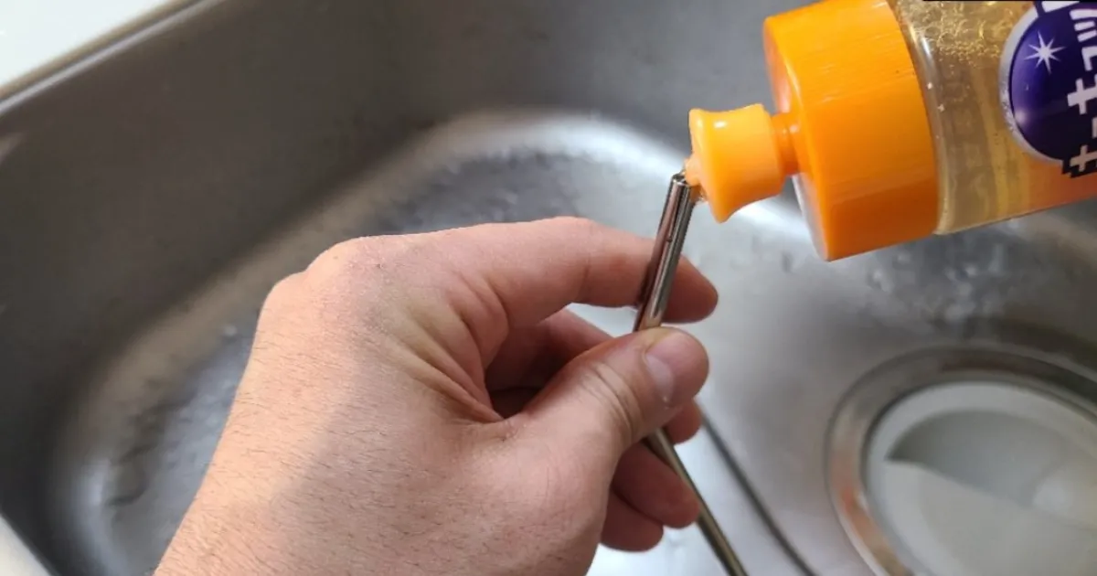 ステンレスストローの飲み口から中性洗剤を入れる。