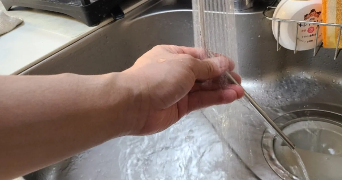 ステンレスストローの飲み口から流水で洗う。