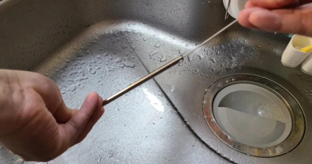 反対側から専用の洗浄ブラシを入れて洗う、ステンレスストロー。