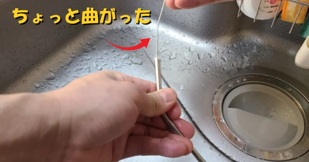 洗う際に少し曲がってしまった、専用のストローブラシ。