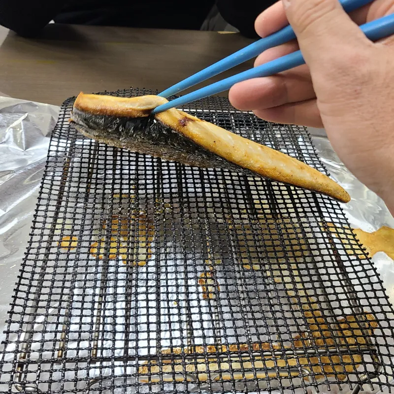 焼き上がったサバを箸で持ち上げると、GWHOLEグリルマットから皮が一切くっつかずにスッと離れる。