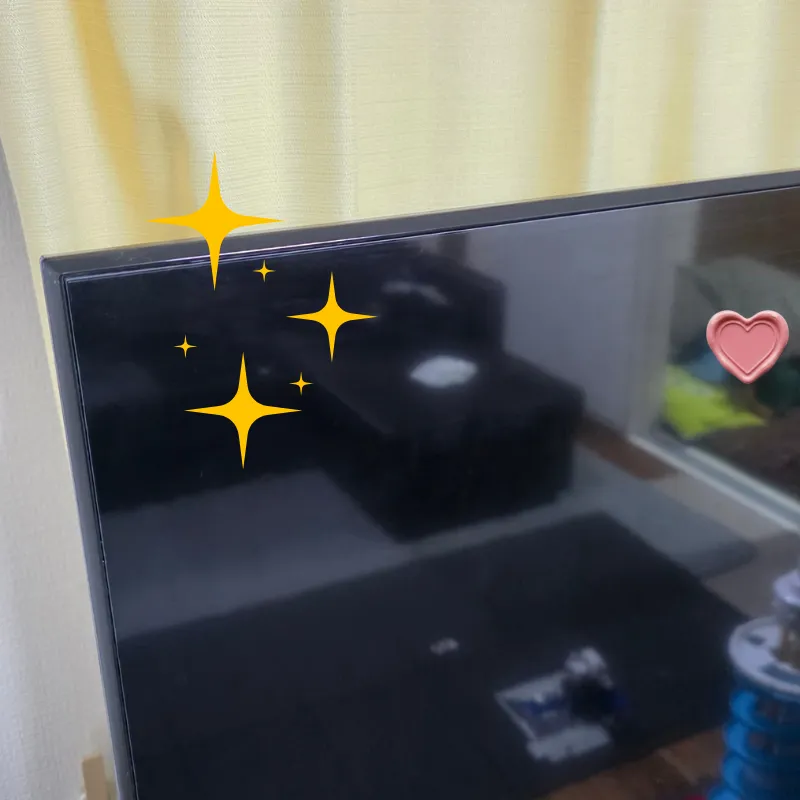 掃除が完了し、手垢一つなくピカピカに輝くテレビ画面。