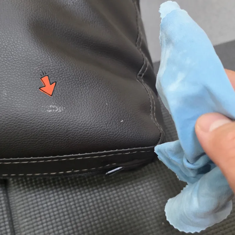 水分を切った布を使ってソファーの擦れた部分を優しくこすっている状態。