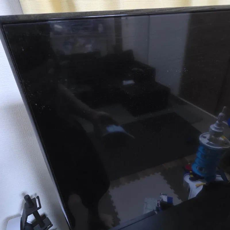 子供の手垢や皮脂汚れでベタベタになったテレビ画面。