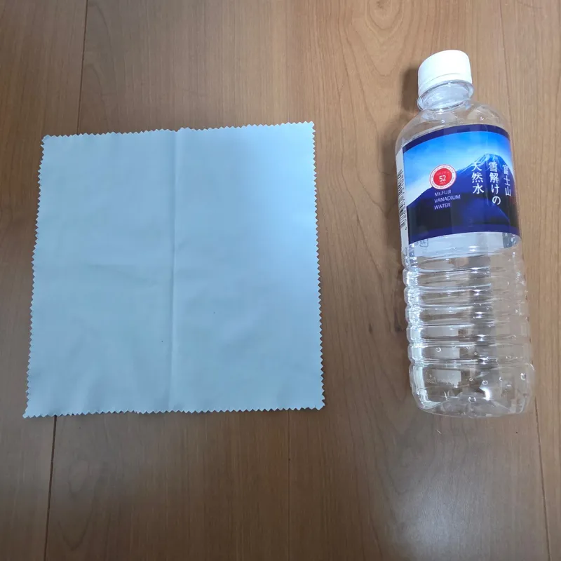 ペットボトルより少し小さめのサイズ感の専用マイクロファイバークロス。