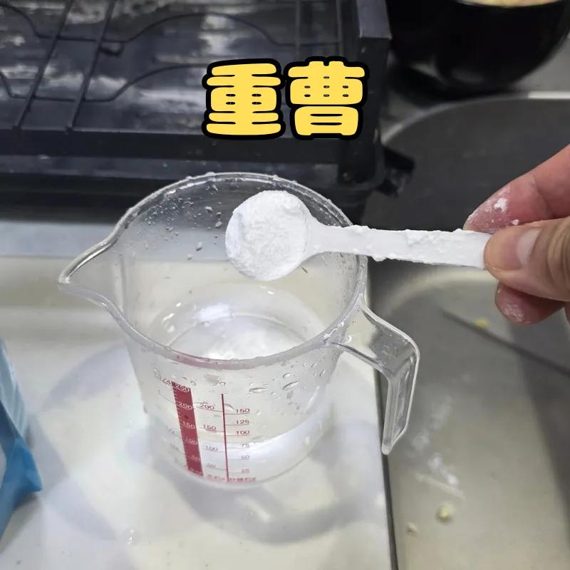 計量カップに用意した水に重曹を加えているところ。