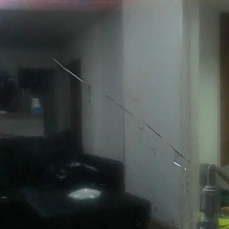 おもちゃをぶつけられて大きな傷がついてしまったテレビ画面。