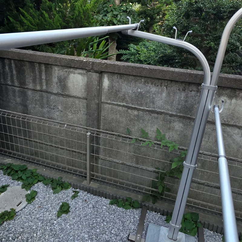4年間使用してもサビが発生せず新品のような輝きを保ち続けているアルミ製の物干し台と物干し竿。