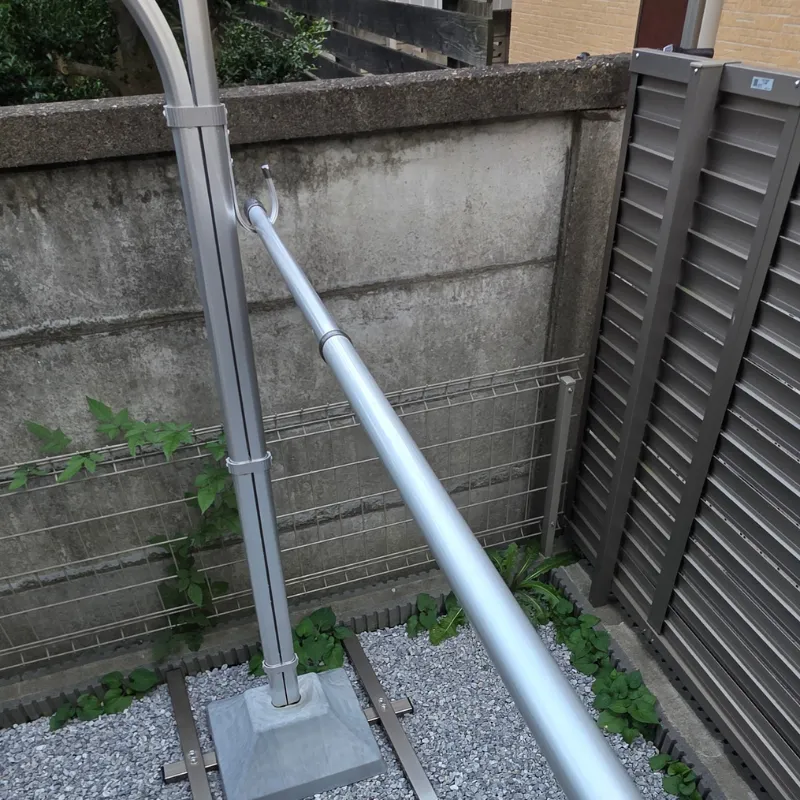 4年間屋外で雨ざらしで使用してもサビ一つなく綺麗な状態を保っているアルミ製の物干し台と物干し竿。