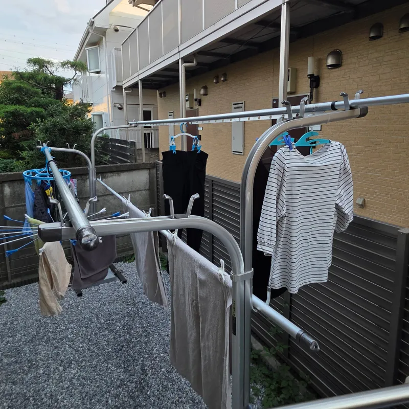 5箇所あるフックのうち3箇所だけを使用し、ストレート竿2本とハンガー掛け付き竿1本を配置して洗濯物の間に風の通り道を確保した状態。