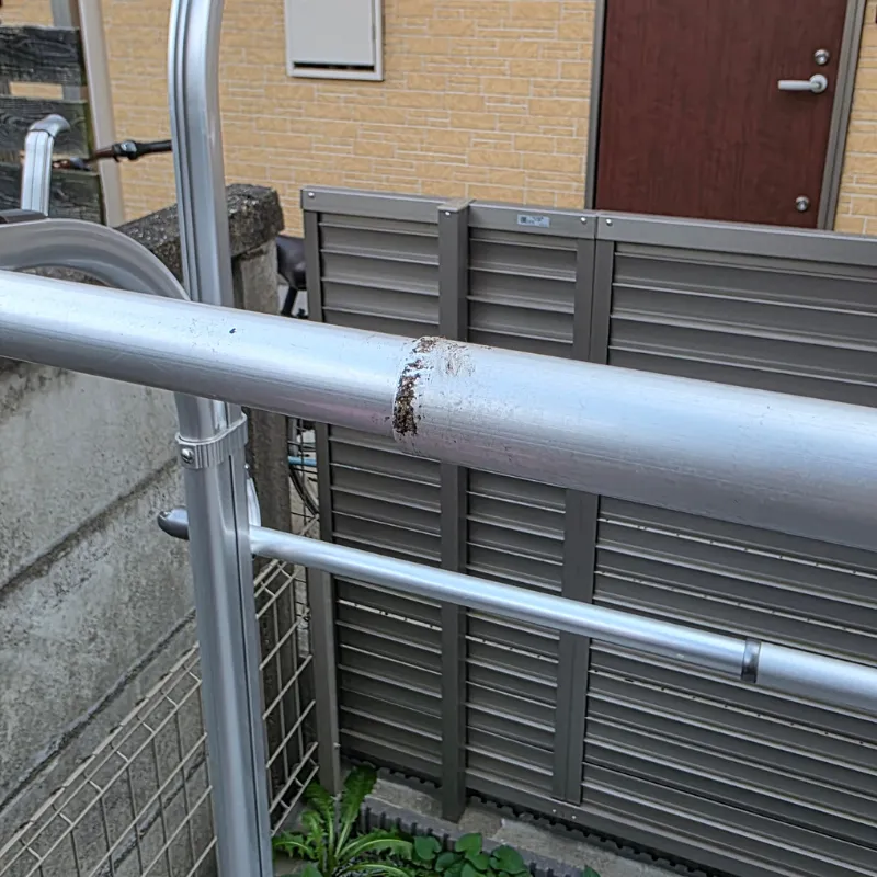 長期間屋外で雨ざらしにしたことで、物干し竿のジョイント部分の段差に砂埃などの汚れが溜まっている状態。