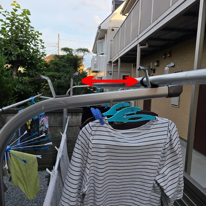 隣り合ったフックの間隔が狭く、竿を並べるとハンガーや服の袖がぶつかってしまう様子。
