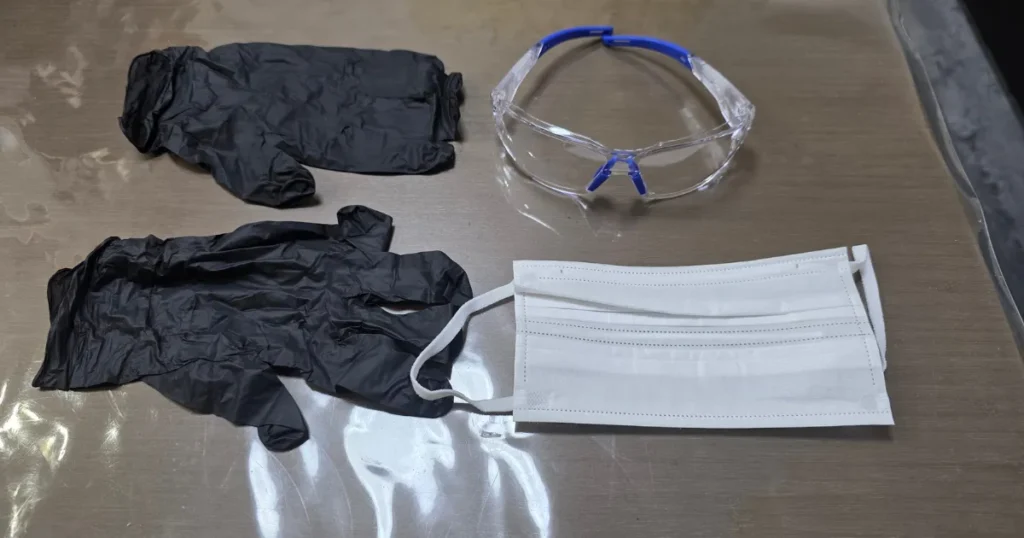 サビ取り作業用に準備した、保護手袋、保護眼鏡、マスク。