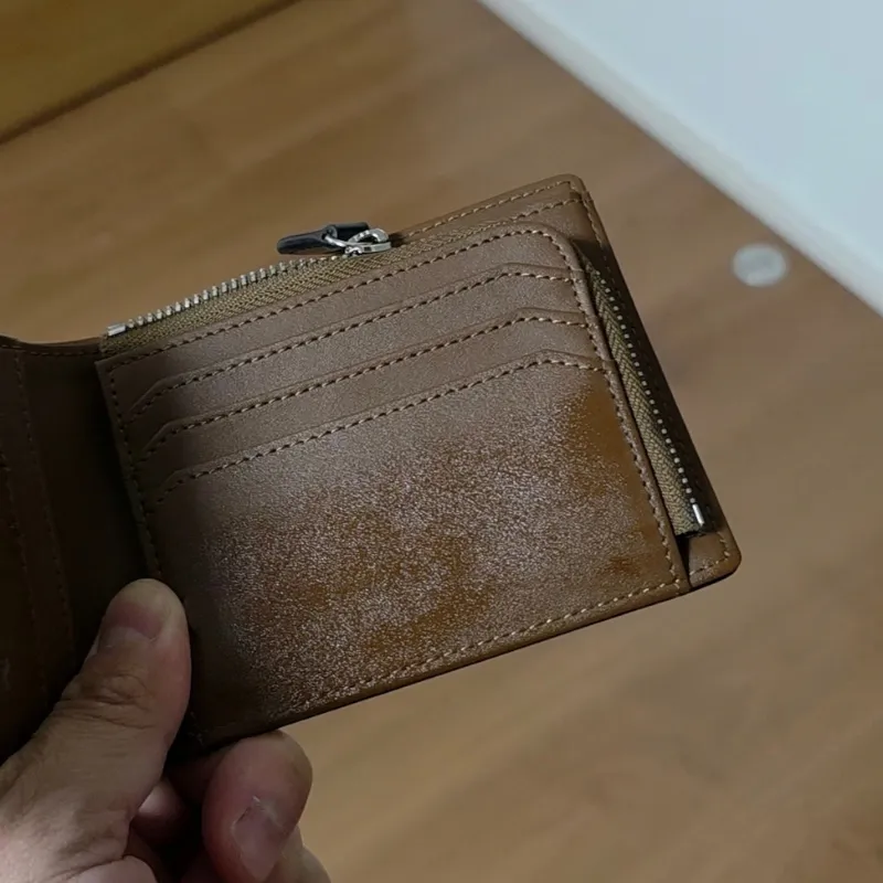 パッチテストで少量のミンクオイルを塗布した部分の色が、一時的に濃く変化している状態の確認。