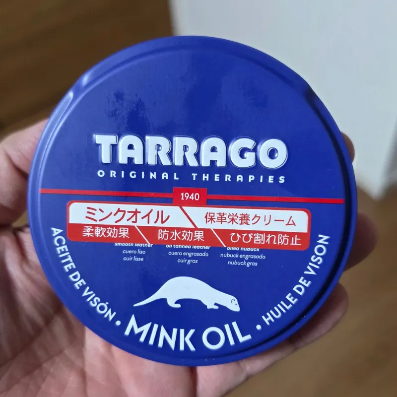 青いパッケージのタラゴ（Tarrago）のミンクオイル。ブーツや黒いタフな革を育てるには適しているが、財布の日常ケアには刺激が強すぎる。