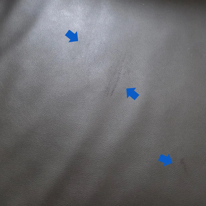 合成皮革のソファ表面に付着した皮脂汚れや黒ずみ。