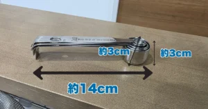 5本すべてをスタッキングした貝印の計量スプーン。全体の長さは約14cm、カップ部分の幅は約3cm、重ねた状態の高さは約3cmに収まっている。
