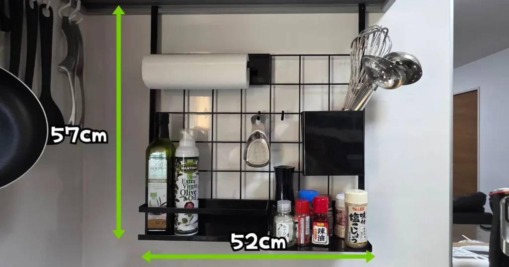 山崎実業(tower)のレンジフードメッシュパネルに、キッチンペーパーや調味料をすっきりと収納。設置スペースは高さ57cm、幅52cm。