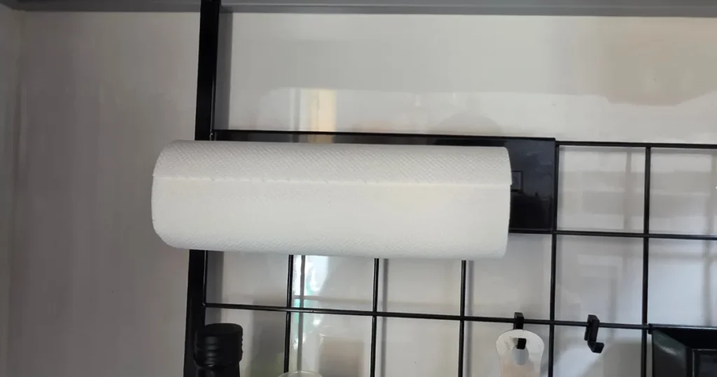 山崎実業(tower)のレンジフードメッシュパネルに取り付けられたキッチンペーパーホルダーに、キッチンペーパーがセットされている様子。