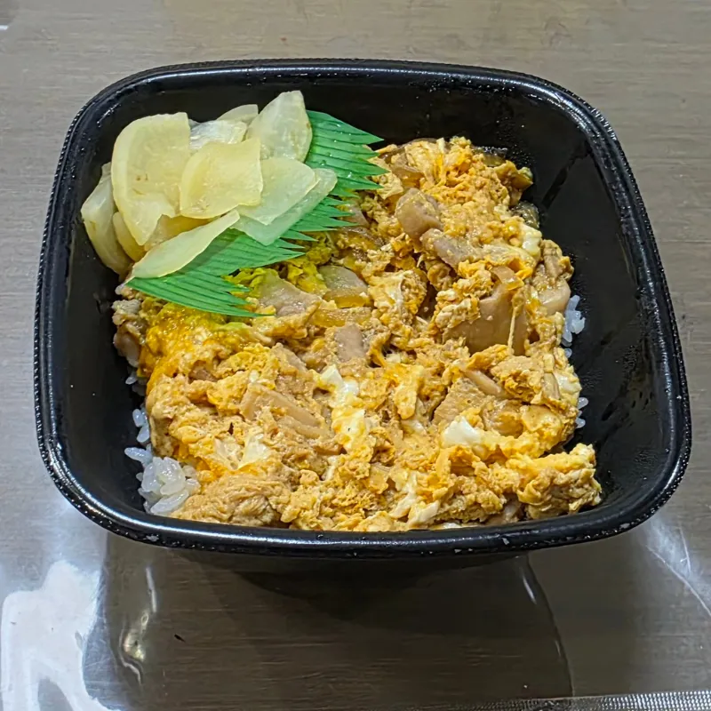 具材が一切崩れず綺麗な状態を保っているほっともっとの丼弁当。