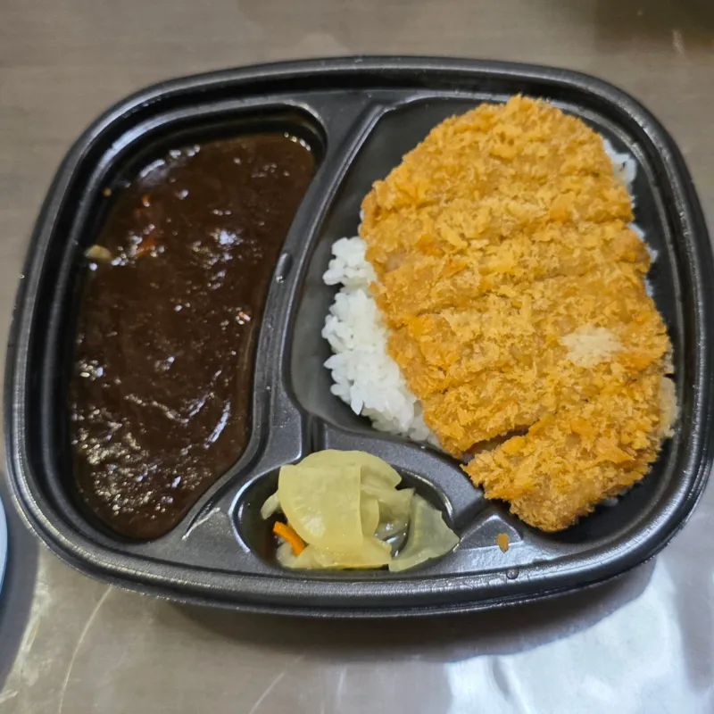 カレールーの汁漏れや具材の偏りが全くなく綺麗な状態を保っているほっともっとのカツカレー弁当。
