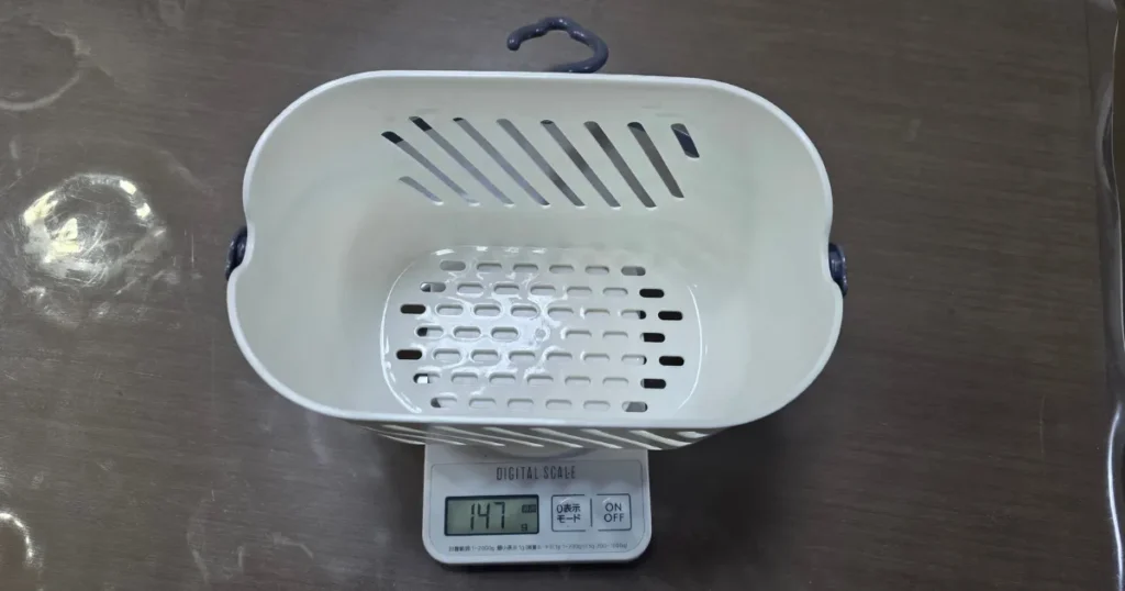 デジタルスケールに乗せられた147gの白いプラスチック製バスケット。