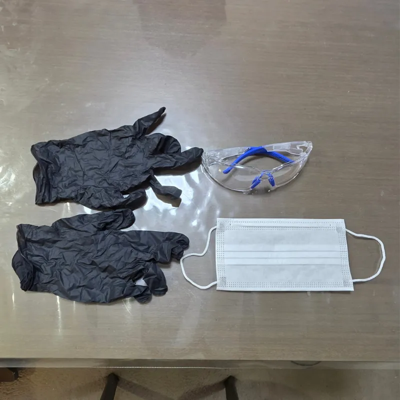 サビ取り剤を使用する際に安全のために用意した、黒いゴム手袋、保護眼鏡、マスク。