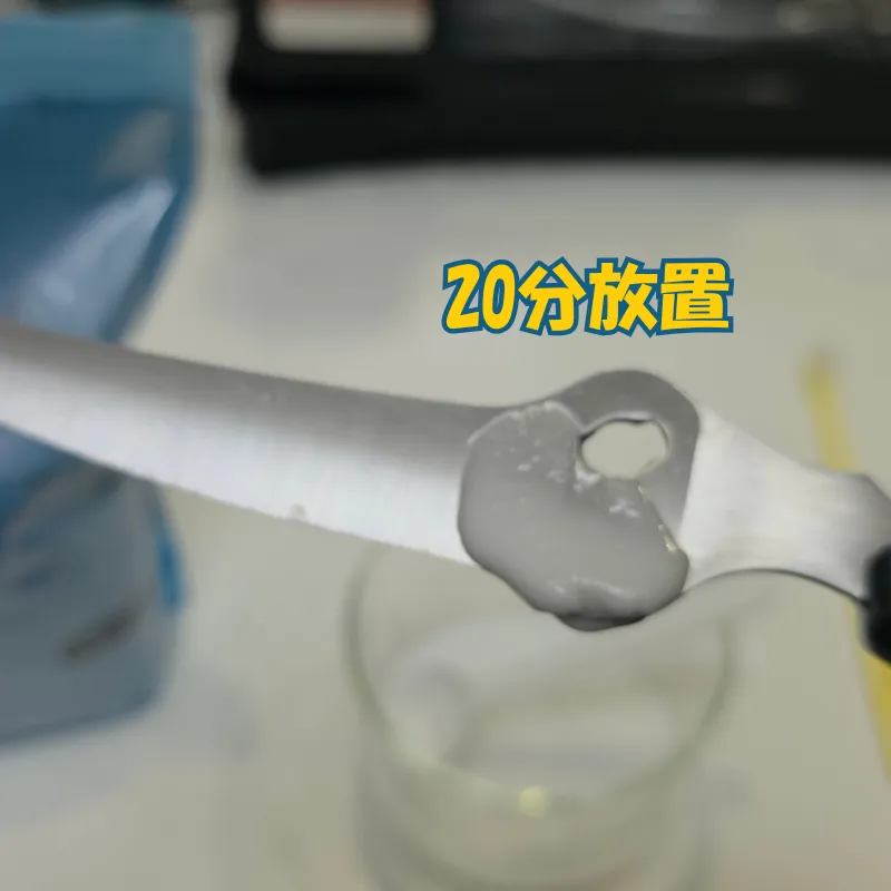 キッチンバサミの結合部のサビに重曹ペーストをたっぷりと塗り、20分放置している様子。