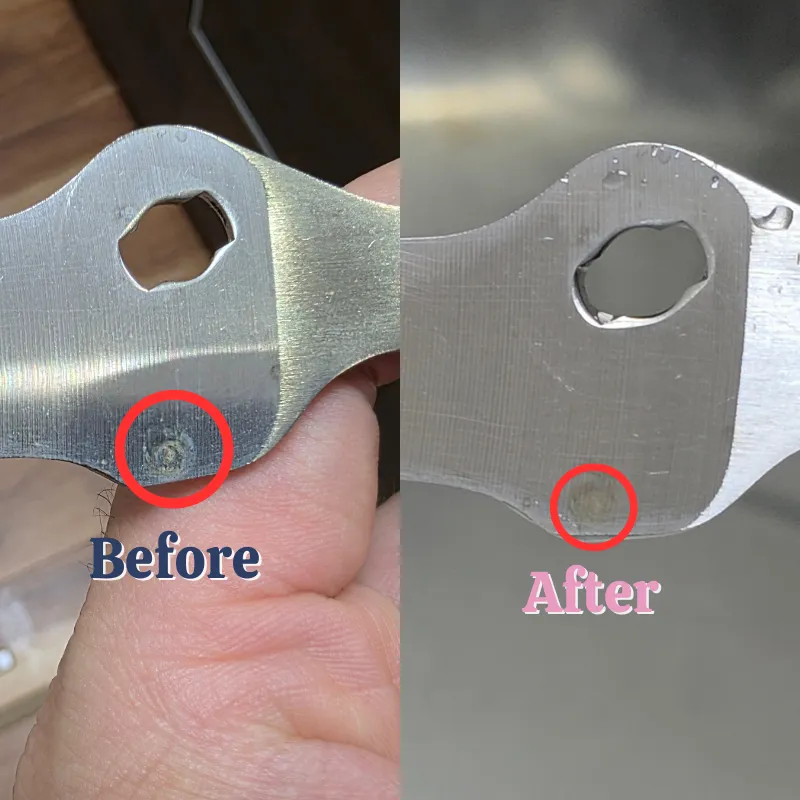 重曹ペーストを使用する前後のキッチンバサミの結合部。