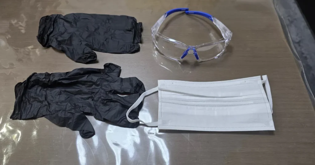 サビ取り剤を使用する際に安全のために用意した、黒いゴム手袋、保護眼鏡、マスク。