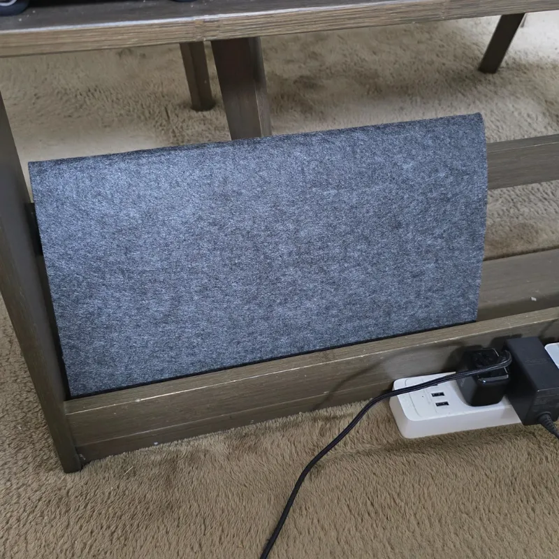 半分に折り畳んだシリコン製耐熱マットを、家具の隙間に立て掛けて収納している状態。