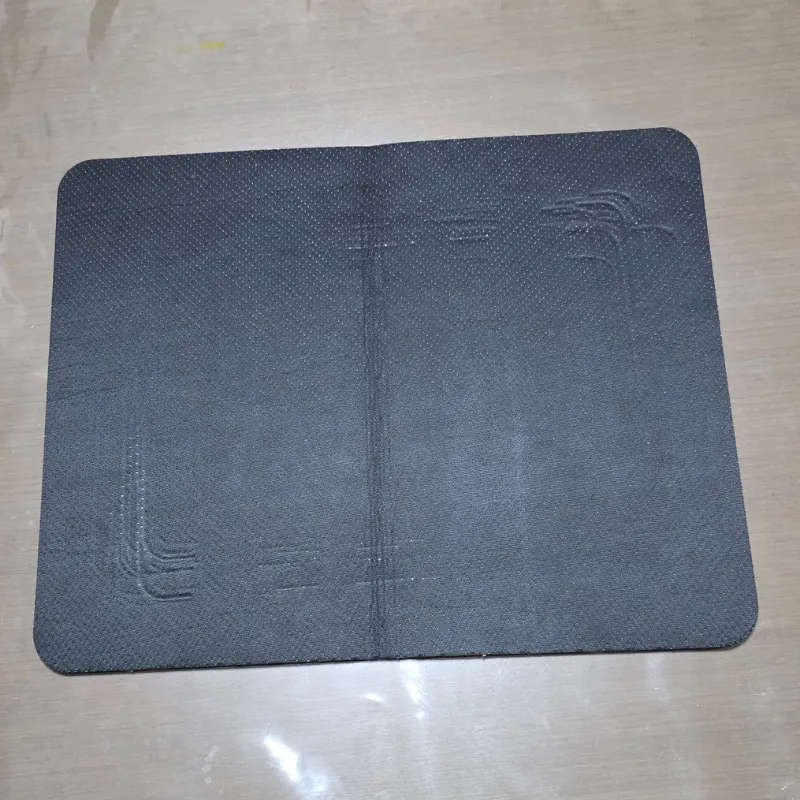 広げた状態の黒いシリコン製耐熱マット。