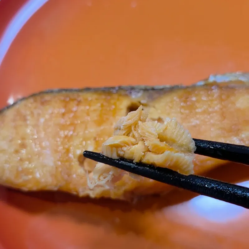 箸でほぐした焼き鮭のふっくらとした身。