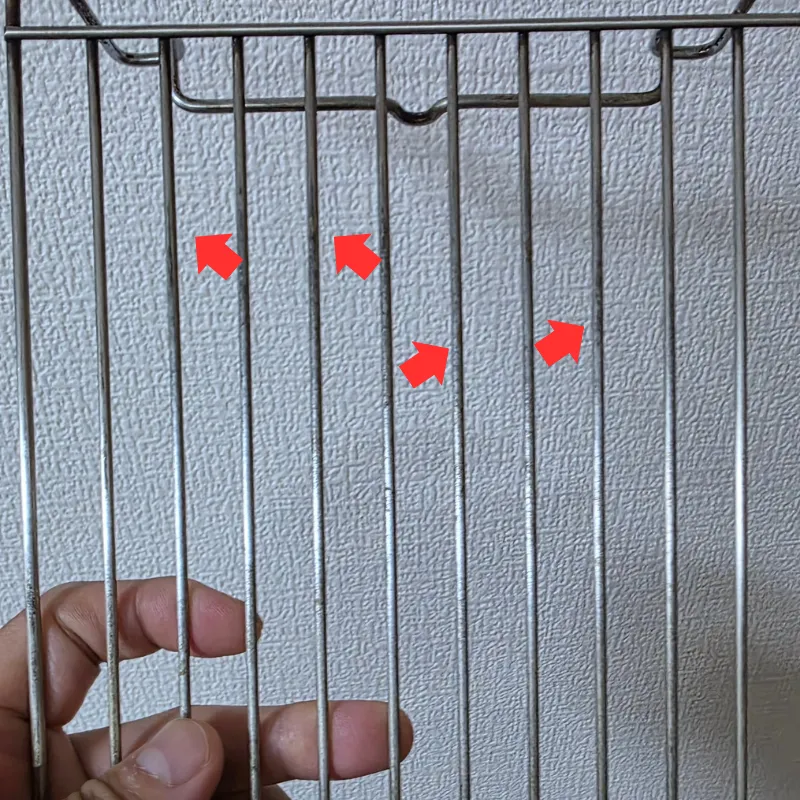 手に持ったサビが付着したヘルシオ純正網。